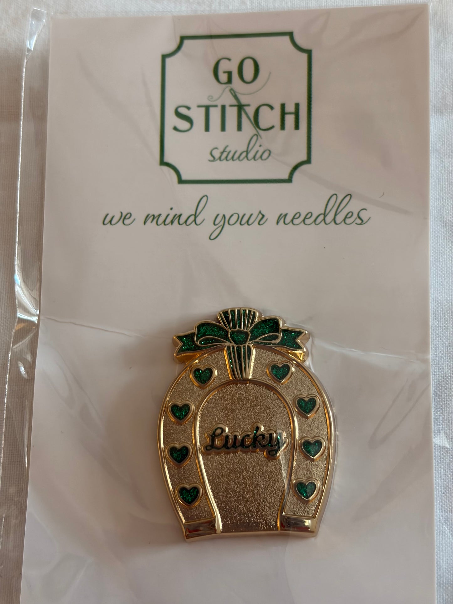 Lucky Horseshoe - Emerald Glitter Needle Minder